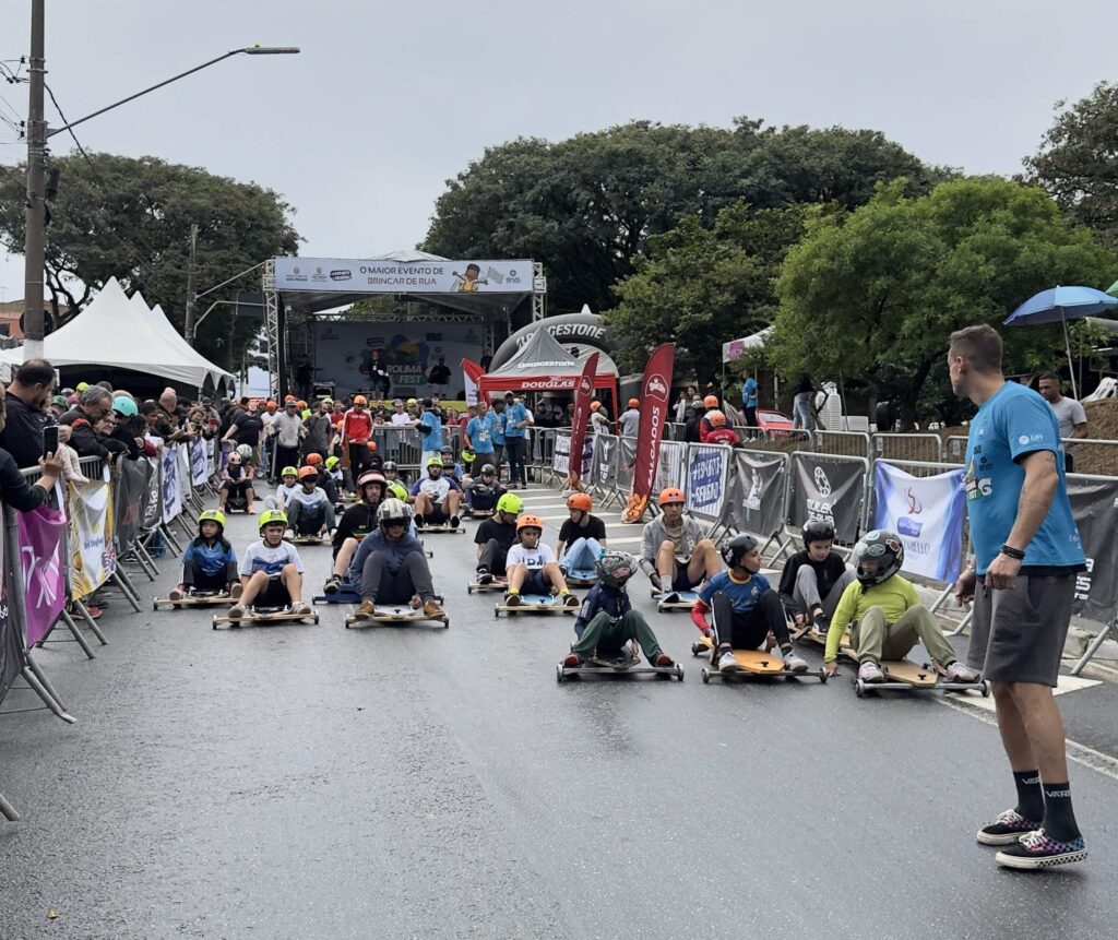 Evento Rolimã Fest na Avenida Luiz Dumont Villares com carrinhos e público na zn