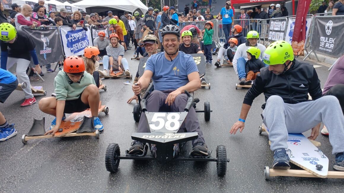 Evento Rolimã Fest na Avenida Luiz Dumont Villares com carrinhos e público na Zona Norte de SP