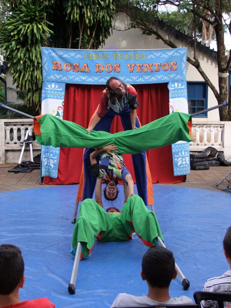 Espetáculo circense Saltimbembe Mambembancos no Sesc Santana em São Paulo