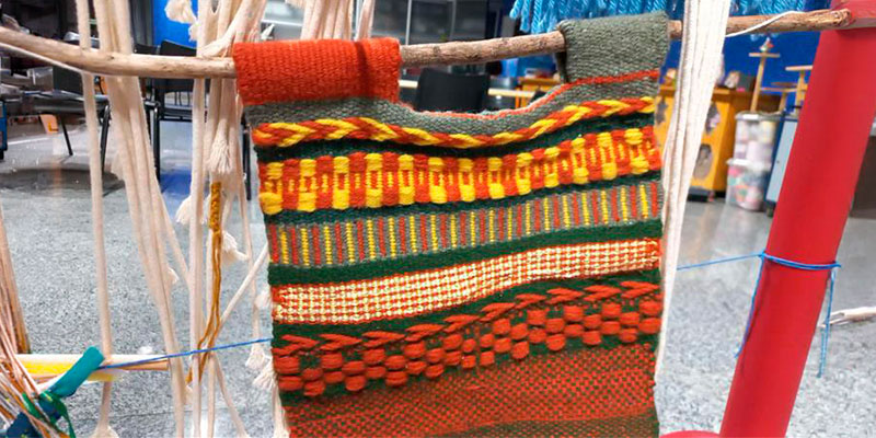 Participantes em oficina de marcenaria e tecelagem no Sesc Santana na Zona Norte