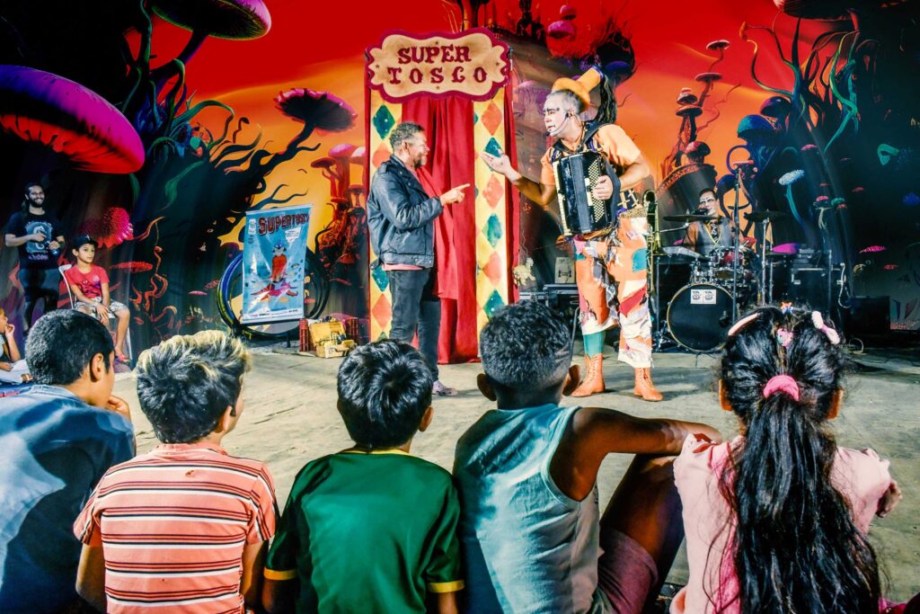 Sesc Santana recebe espetáculo gratuito “Super Tosco” neste sábado
