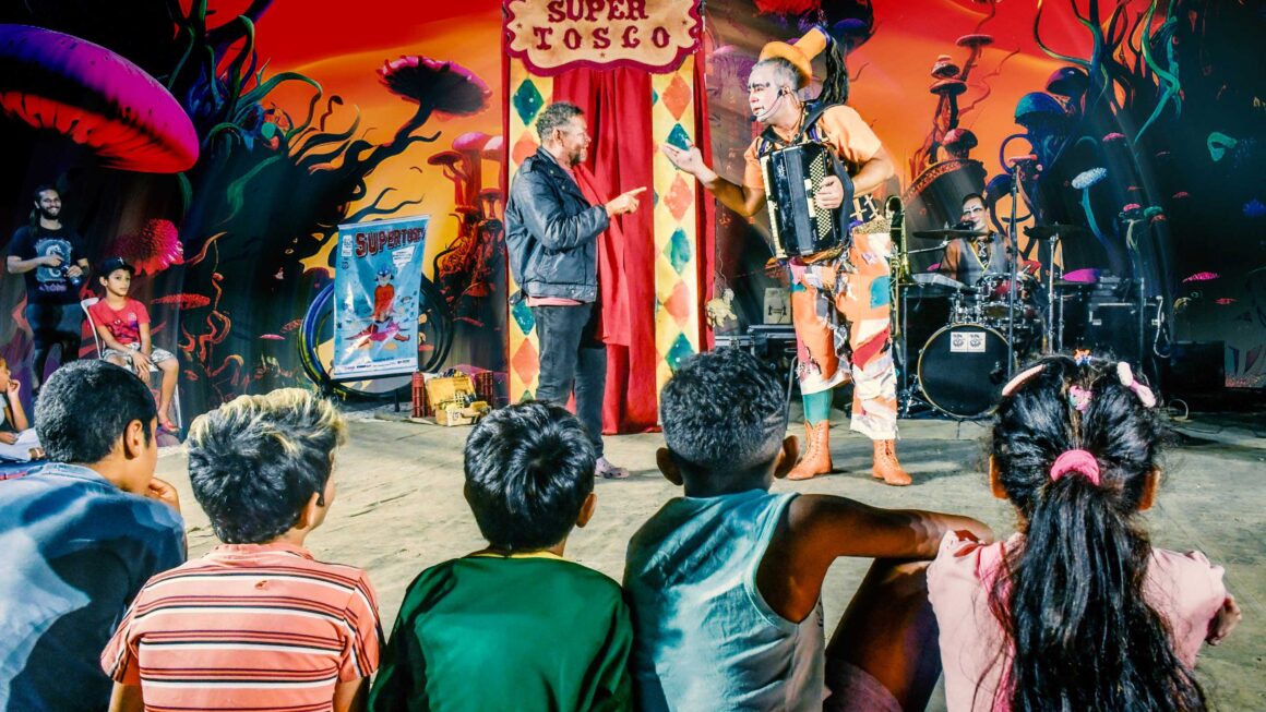 Espetáculo Super Tosco no Sesc Santana com palhaços e música ao vivo