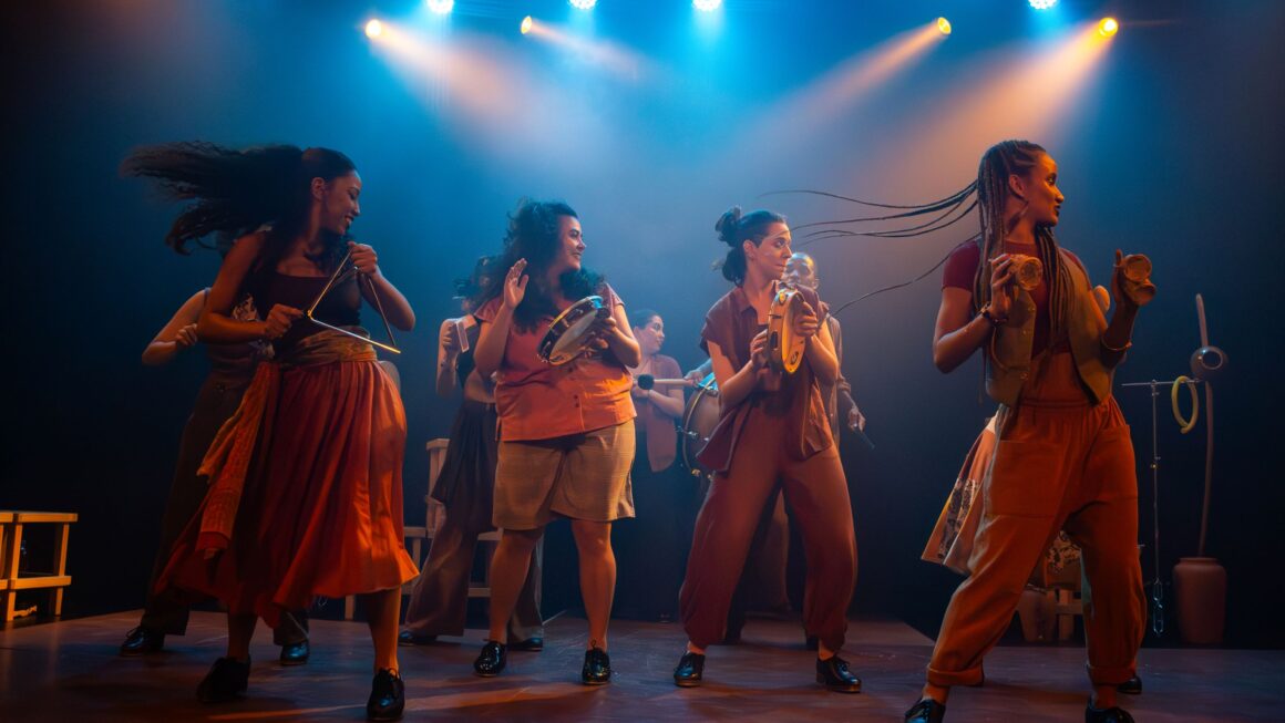 Espetáculo Terreno da Companhia Percussiva de Dança no Sesc Santana em São Paulo