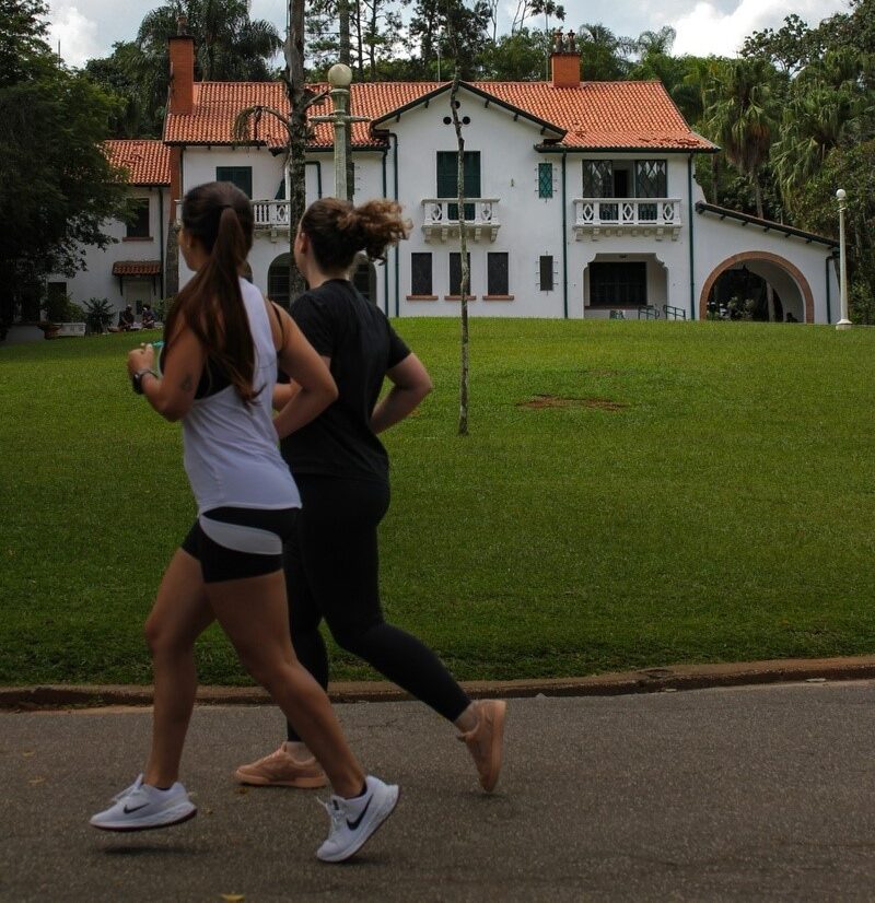 Participantes de corrida no Horto Florestal em direção à Pedra Grande