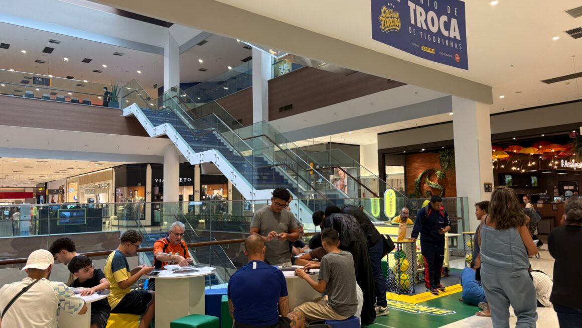 Espaço de troca de figurinhas da Copa do Mundo no Shopping Metrô Tucuruvi