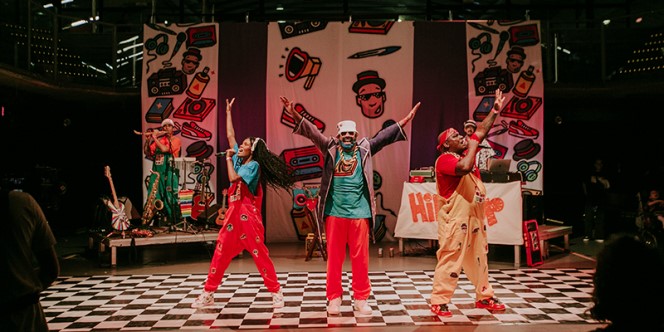Espetáculo Abrakbça no Sesc Santana reúne Hip-Hop, dança e ilusionismo para crianças e famílias.