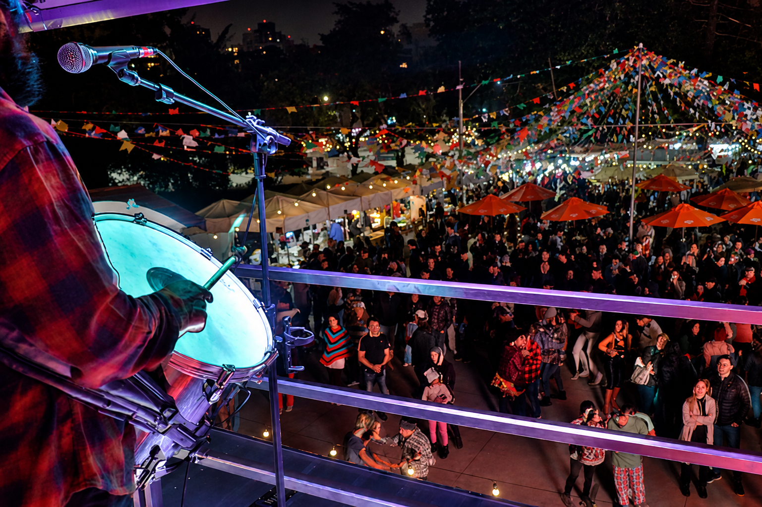 Público participa de festa junina ao ar livre no Horto Florestal em São Paulo.
