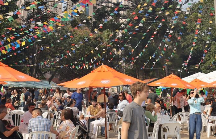 Público participa de festa junina ao ar livre no Horto Florestal em São Paulo.