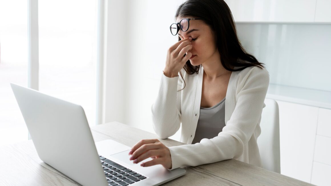 Pessoa com expressão de exaustão emocional durante rotina de trabalho