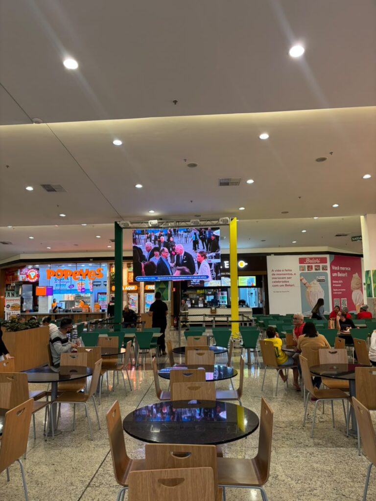 Cantareira Norte Shopping transmite jogos do Brasil em telão e promove troca de figurinhas