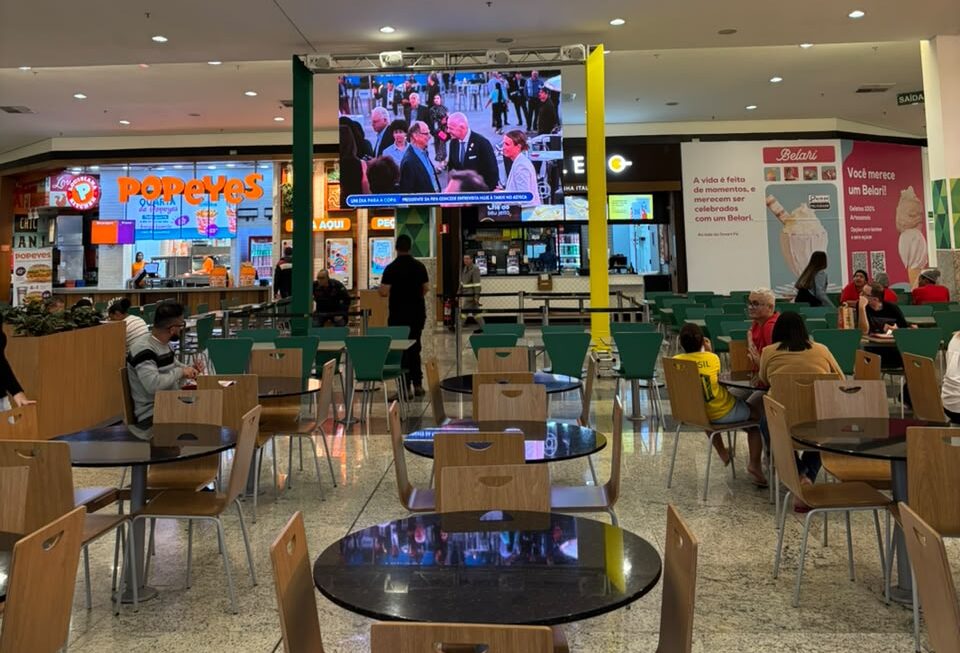 Telão transmite jogos da Copa do Mundo no Cantareira Norte Shopping em São Paulo.