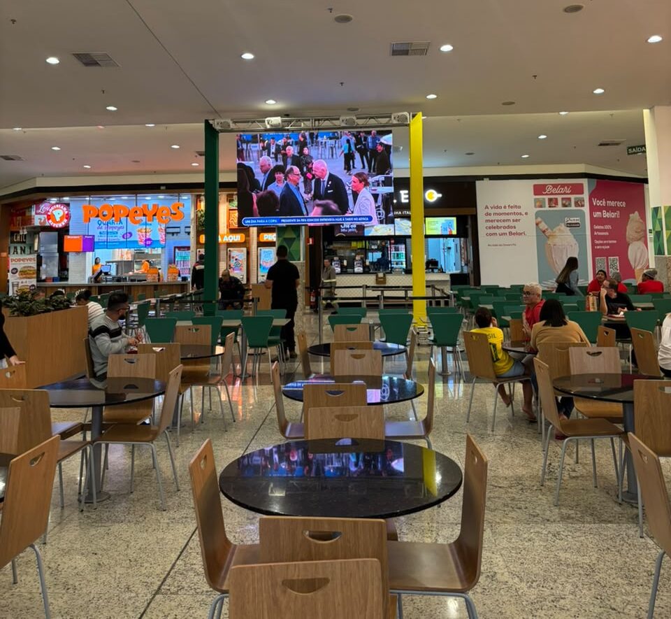 Telão transmite jogos da Copa do Mundo no Cantareira Norte Shopping em São Paulo.