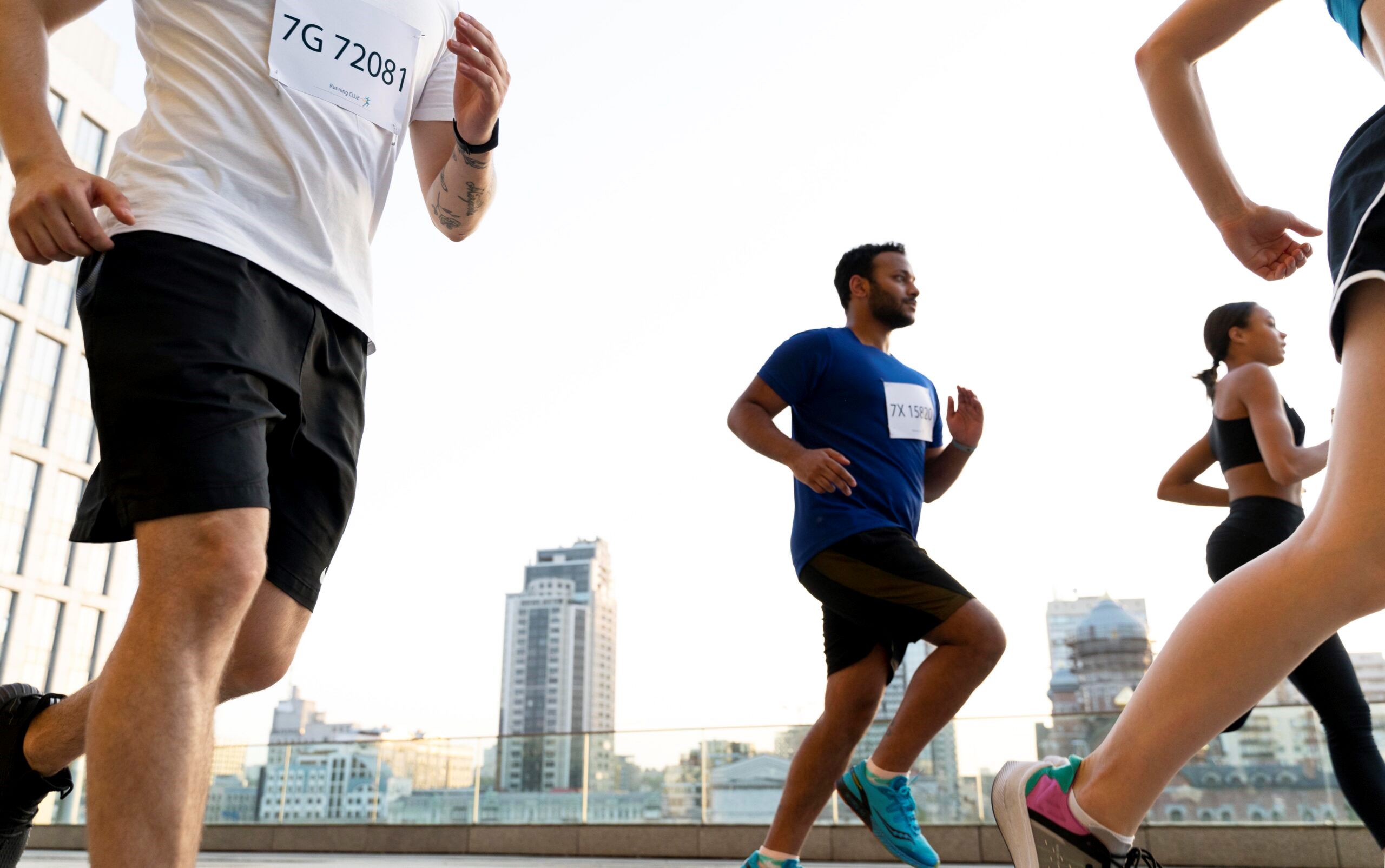 Pessoa praticando corrida ao ar livre durante atividade física voltada à saúde e bem-estar.