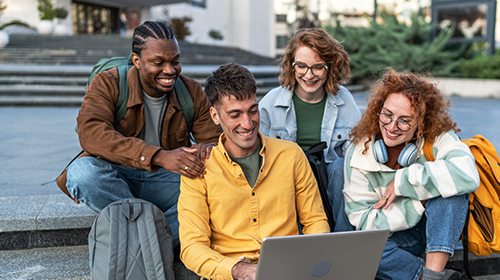 Jovens participam de curso gratuito de qualificação profissional oferecido pela Prefeitura de São Paulo.