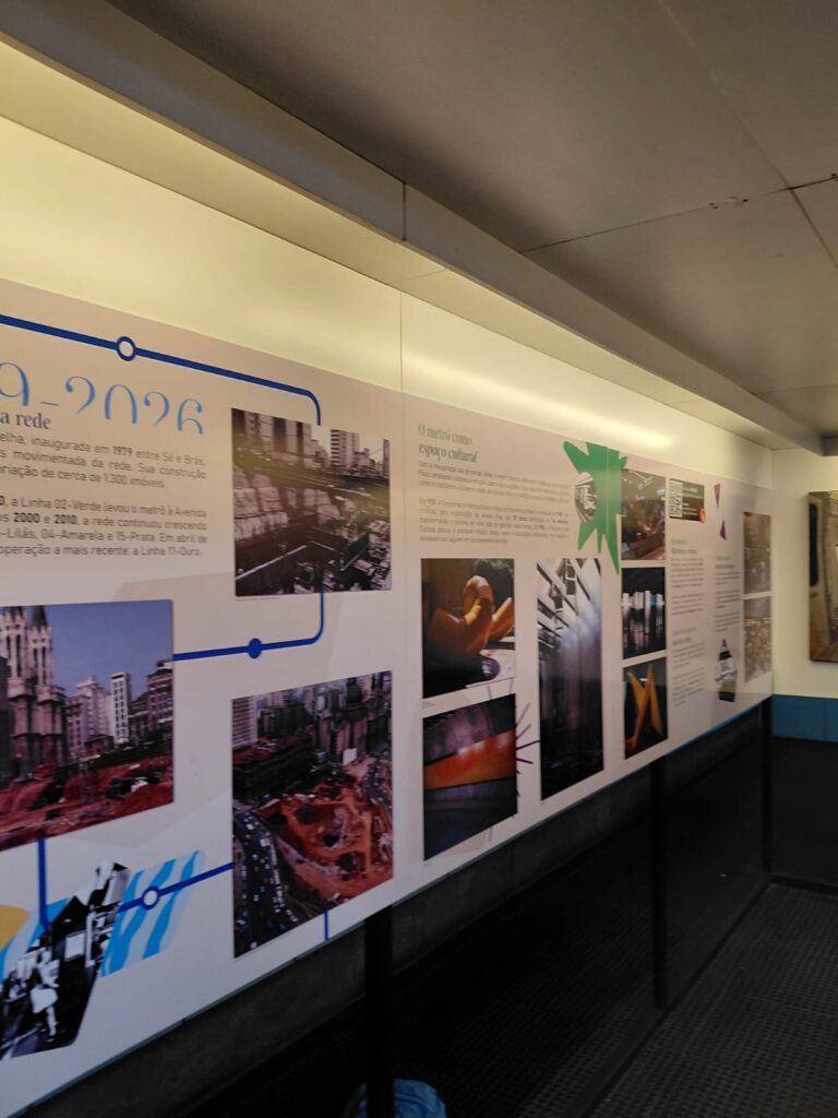 Painéis da exposição Estação Memória instalados na Estação Santana do Metrô de São Paulo.