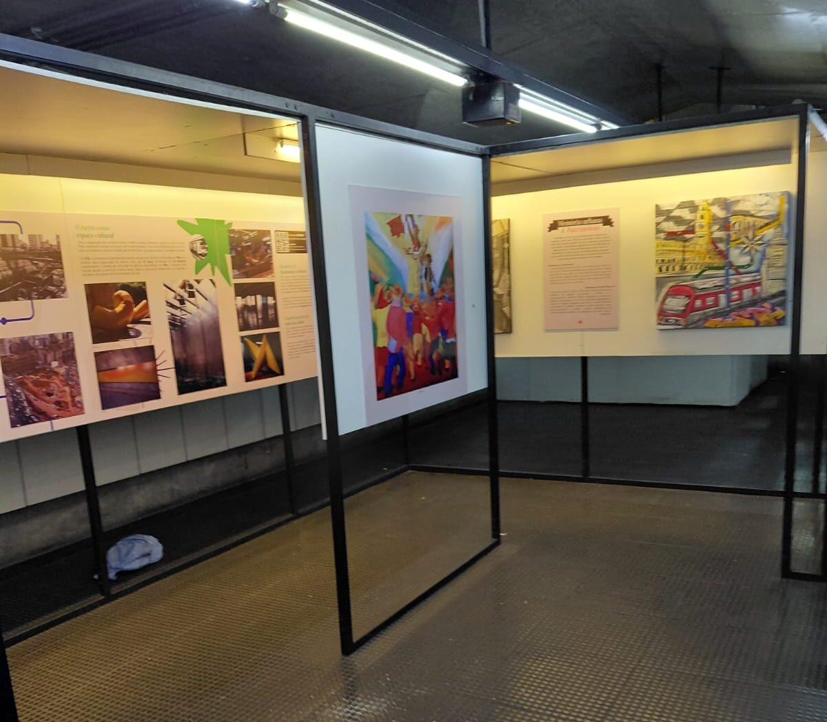 Painéis da exposição Estação Memória instalados na Estação Santana do Metrô de São Paulo.