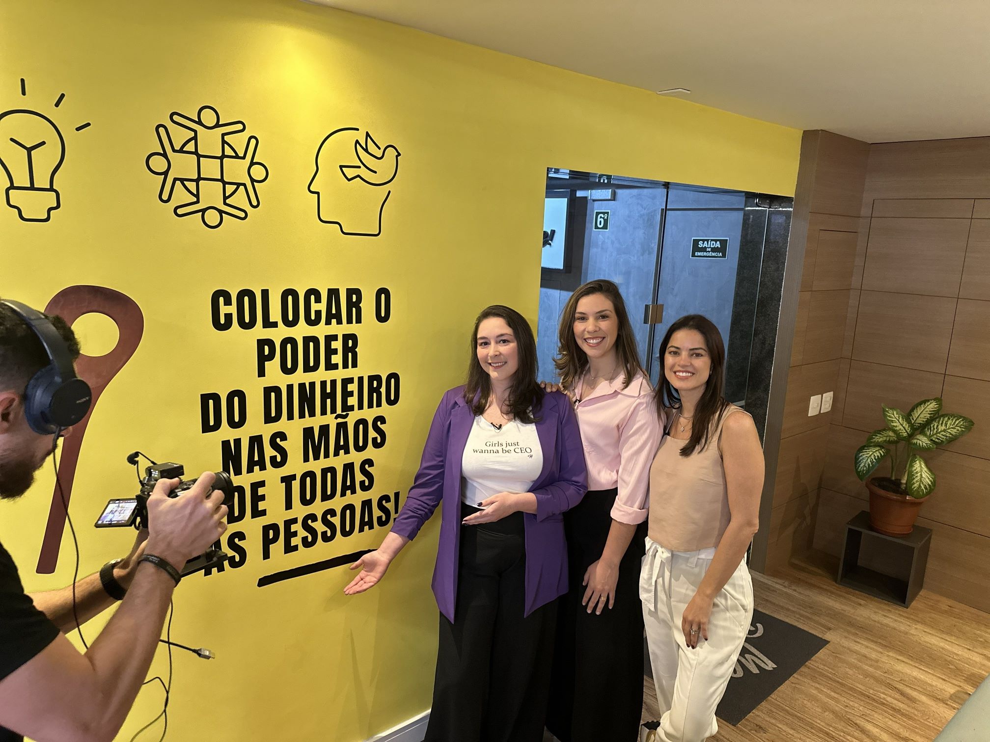 Programa Família que Realiza da Me Poupe! incentiva educação financeira entre pais e adolescentes.