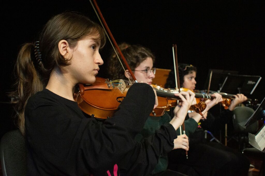Coral e Orquestra de Cordas do Projeto GURI em apresentações gratuitas na Zona Norte de São Paulo.