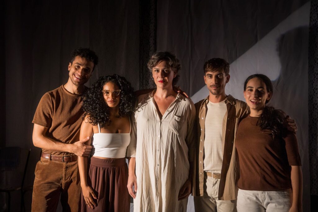 Peça gratuita em Santana aborda adoção e luto no Teatro Alfredo Mesquita