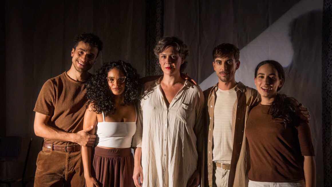 Peça gratuita em Santana aborda adoção e luto no Teatro Alfredo Mesquita