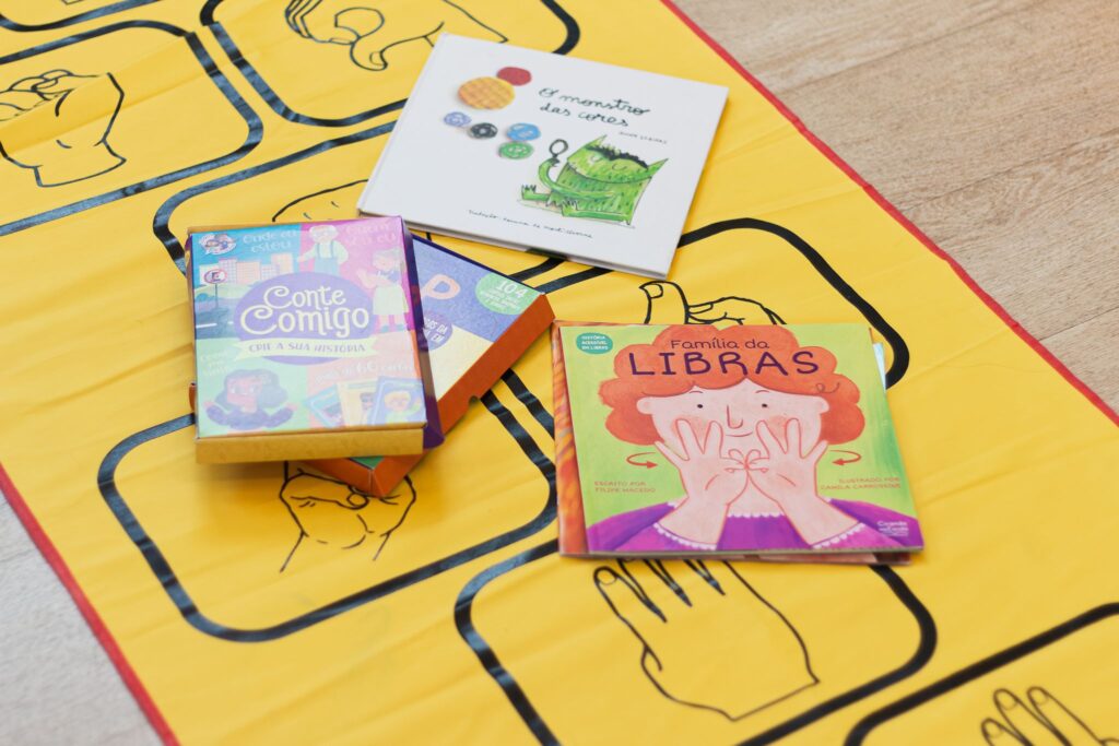 Crianças participam de atividade literária em Libras no Sesc Santana, na Zona Norte de São Paulo.