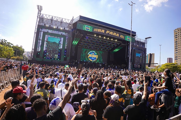 Fiéis participam da Marcha para Jesus 2026 em São Paulo durante o feriado de Corpus Christi.
