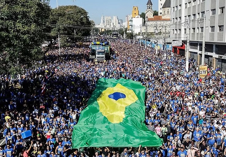 Marcha para Jesus 2026 reúne milhões em São Paulo no feriado de Corpus Christi