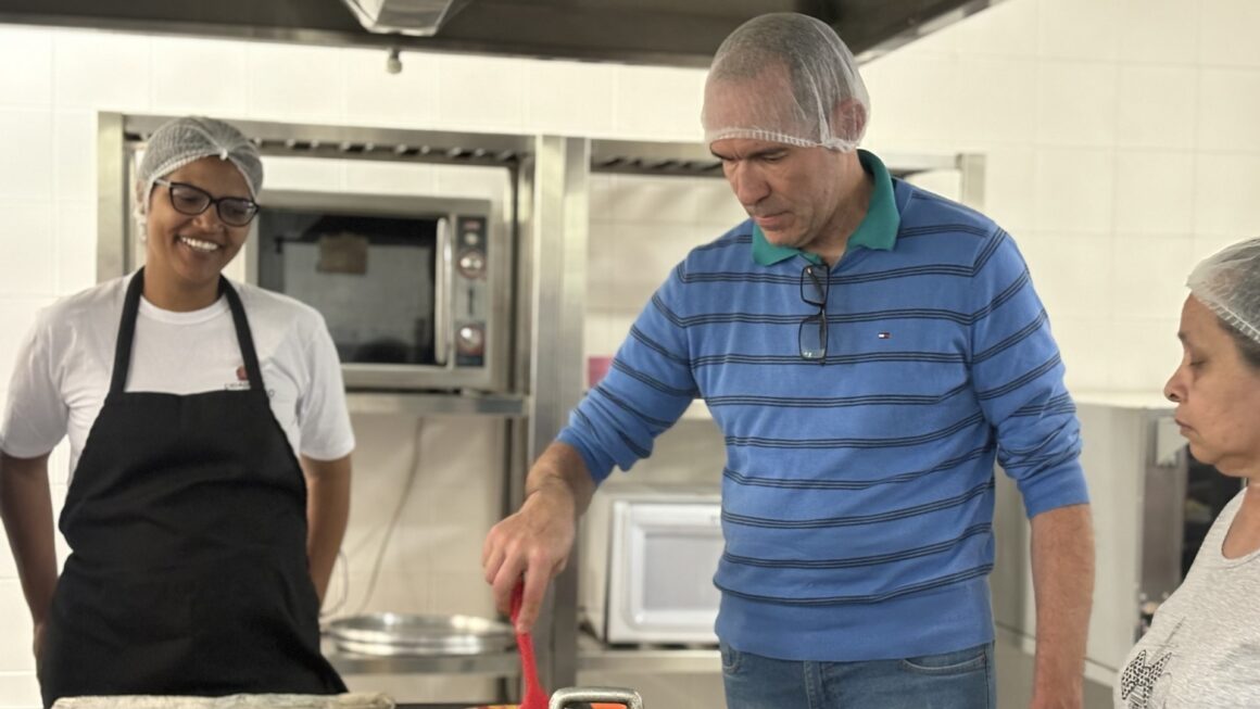 Participantes aprendem receitas em oficina culinária gratuita no CRESAN Vila Maria.