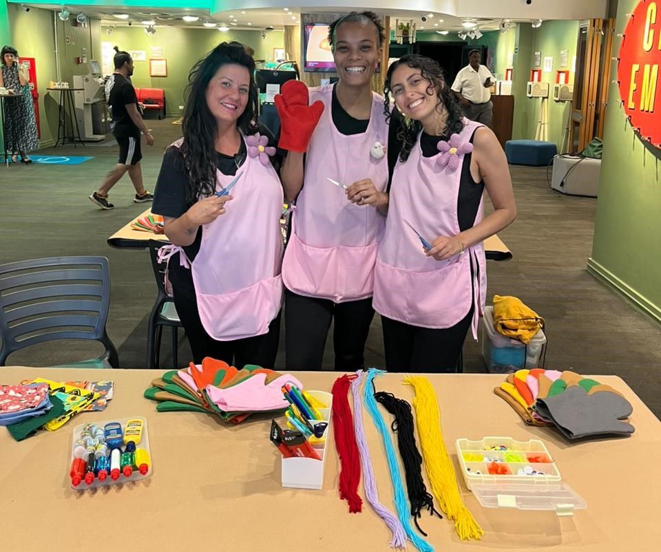 Crianças participam de oficina de criação de fantoches inspirada em histórias do futebol no Sesc Santana