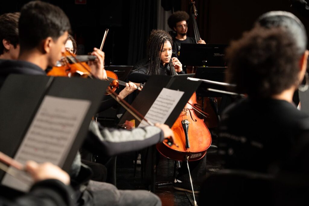 Jovens músicos do Projeto Guri durante apresentação na Biblioteca de São Paulo em Santana.