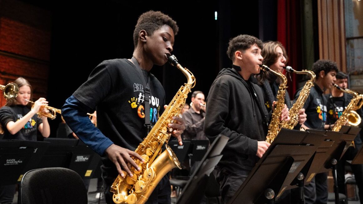 Jovens músicos do Projeto Guri durante apresentação na Biblioteca de São Paulo em Santana.