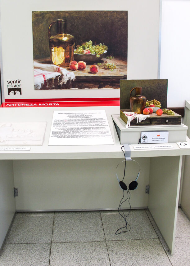 Exposição Sentir pra Ver na Biblioteca de São Paulo com recursos acessíveis para visitantes.