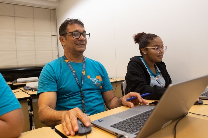 Estudantes participam do programa Sesc EAD EJA para concluir o Ensino Médio em São Paulo.