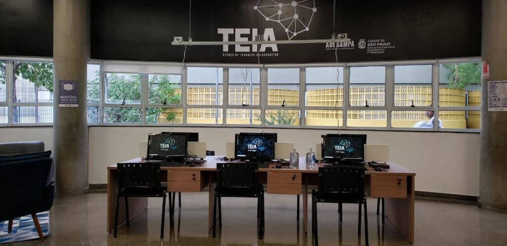 Participantes em atividade de empreendedorismo na unidade TEIA Jaçanã em São Paulo.