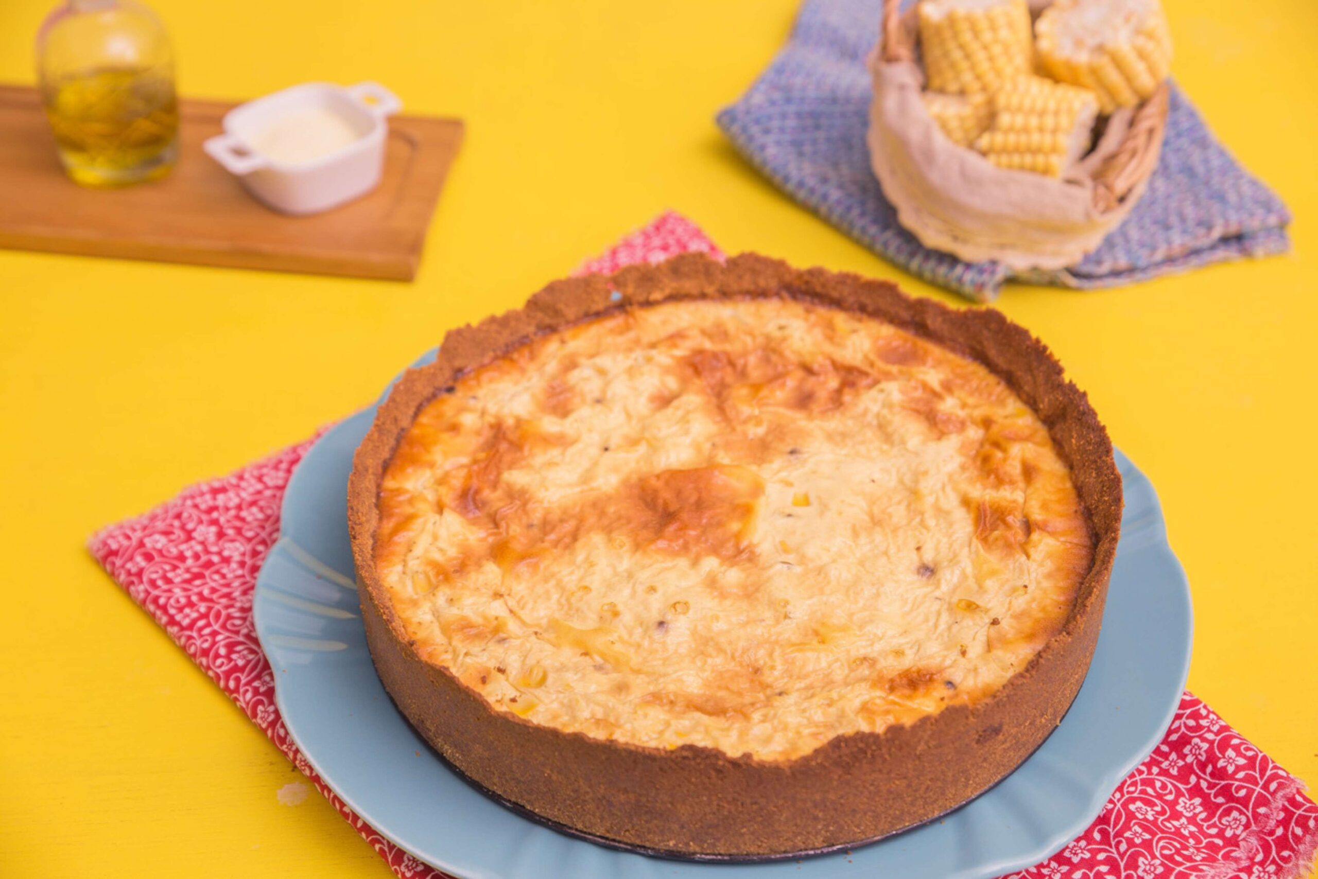 Torta de milho salgada servida em Festa Junina com ingredientes típicos.