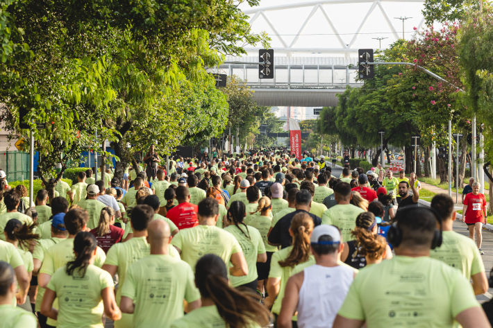 Corredores participam da Santander Track&Field Run Series no Shopping Center Norte, na Zona Norte de São Paulo.