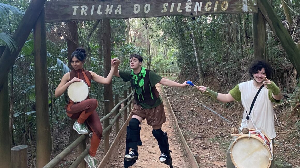 Artistas em pernas de pau durante espetáculo Trilha do Silêncio em Taipas, Zona Norte de São Paulo.