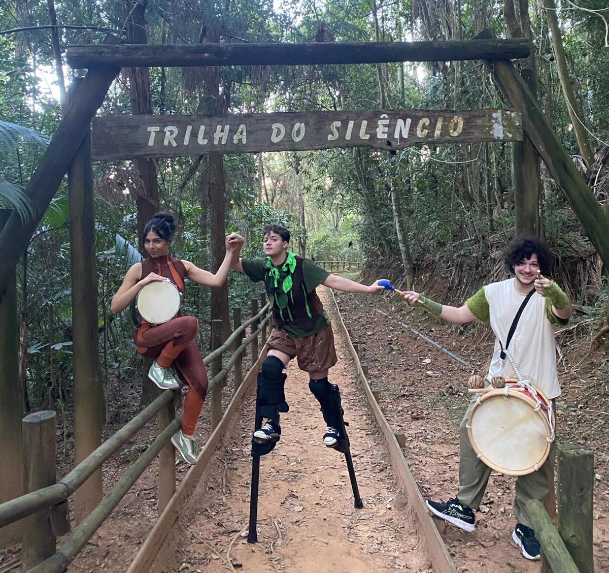 Artistas em pernas de pau durante espetáculo Trilha do Silêncio em Taipas, Zona Norte de São Paulo.