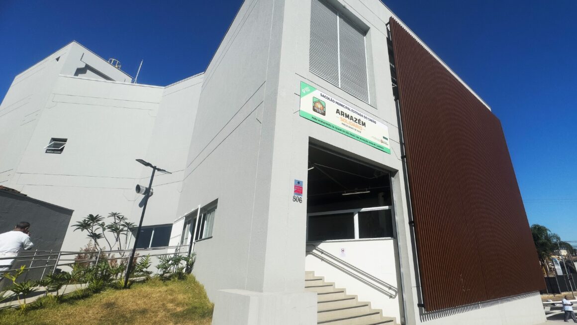 Fachada do Armazém Solidário da Brasilândia, programa da Prefeitura de São Paulo na Zona Norte.