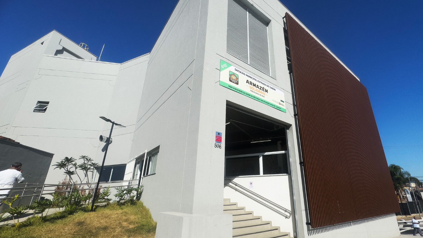 Fachada do Armazém Solidário da Brasilândia, programa da Prefeitura de São Paulo na Zona Norte.