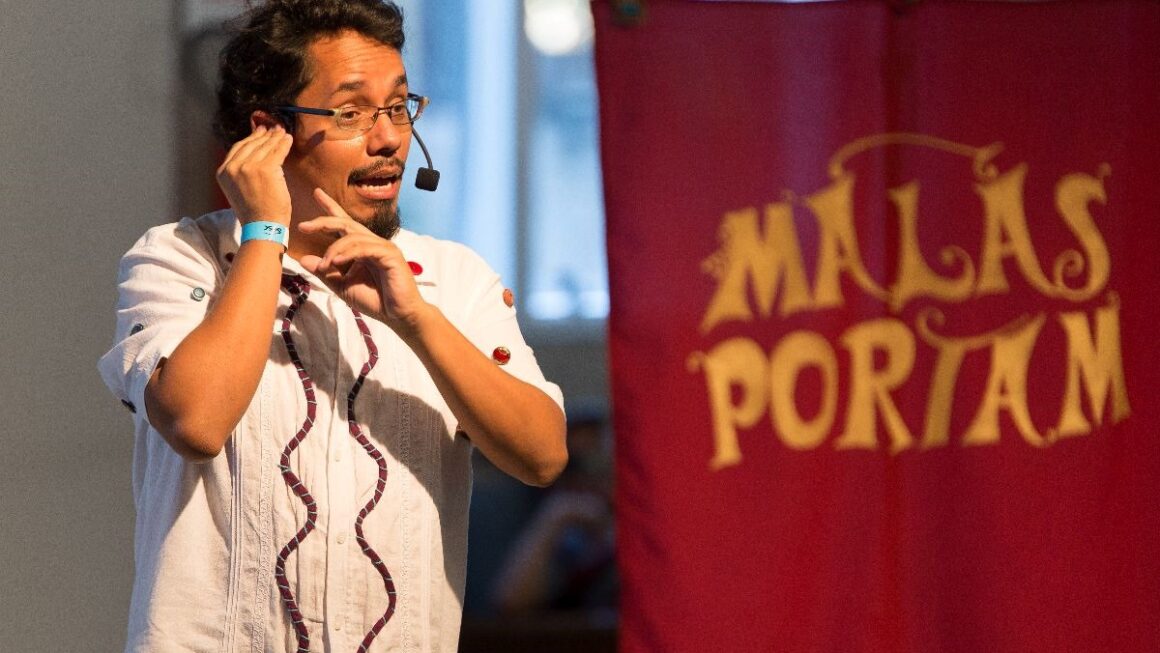 Apresentação da Cia. Malas Portam na programação cultural da Biblioteca de São Paulo, em Santana.