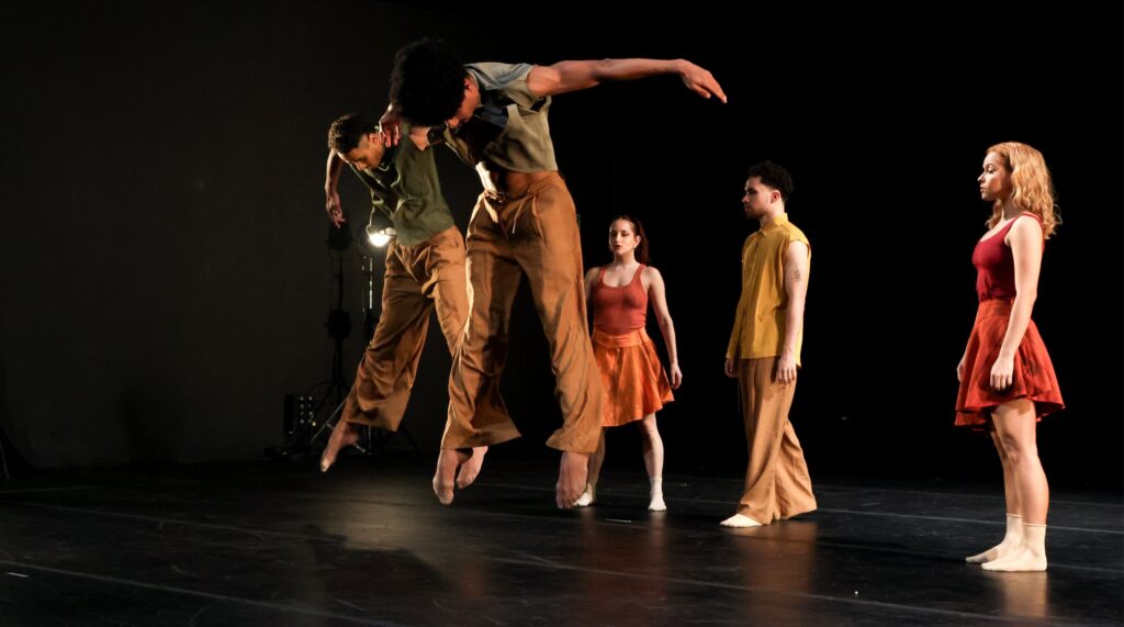 Espetáculo da Cisne Negro Cia. de Dança no Sesc Santana, na Zona Norte de São Paulo.