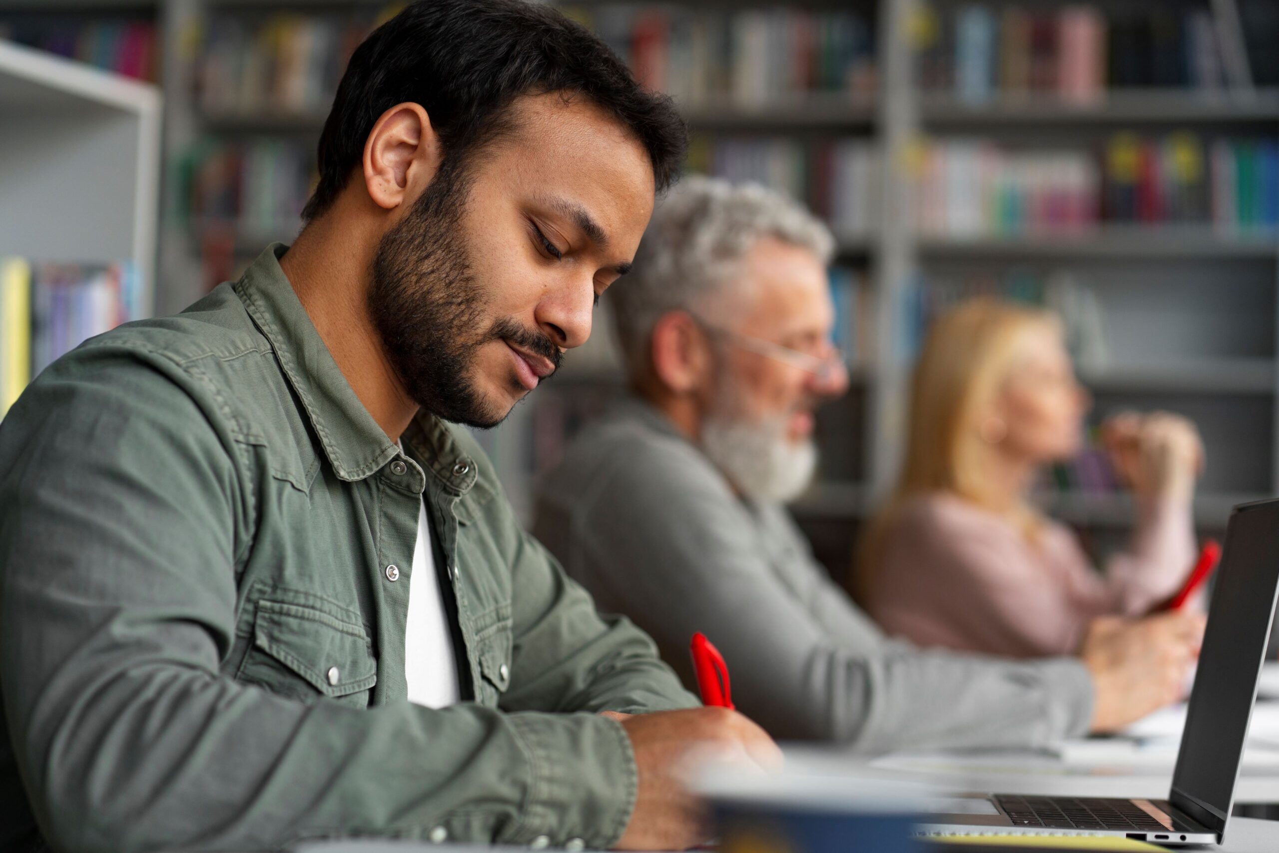 Curso gratuito de contabilidade da UniCesumar ensina conceitos financeiros de forma online.
