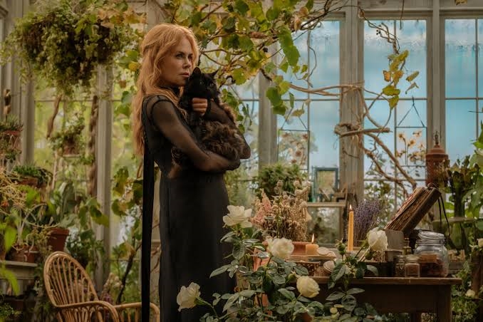 Sandra Bullock e Nicole Kidman em cena de Da Magia à Sedução: Feitiço de Amor.