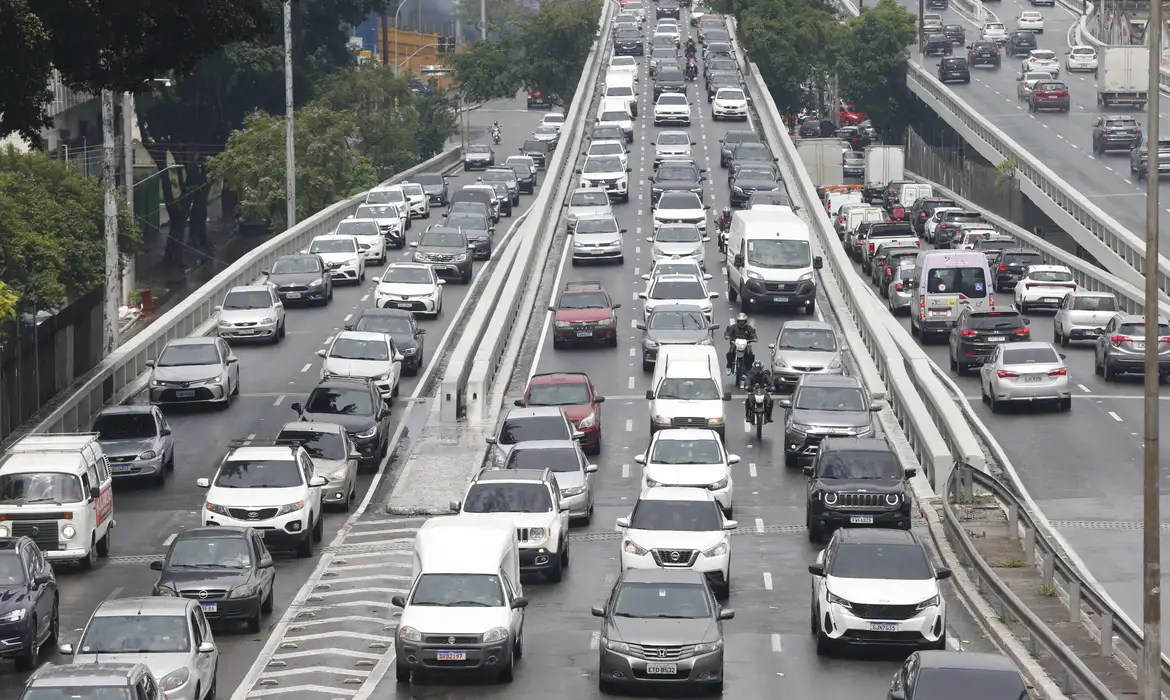 Motorista realiza o licenciamento 2026 pelo portal do Detran-SP.