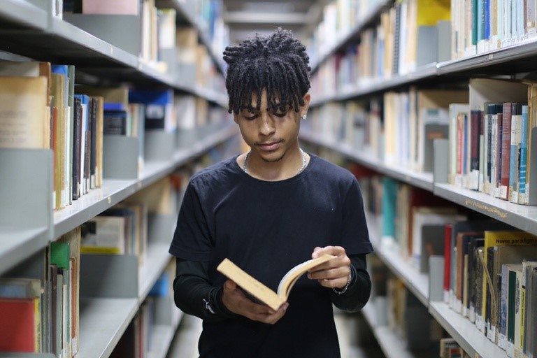 Aplicativo MEC Livros oferece milhares de livros gratuitos para leitura digital.