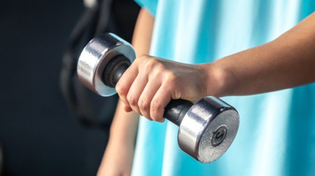 Musculação ajuda a reverter danos da obesidade no fígado, revela estudo da Unicamp