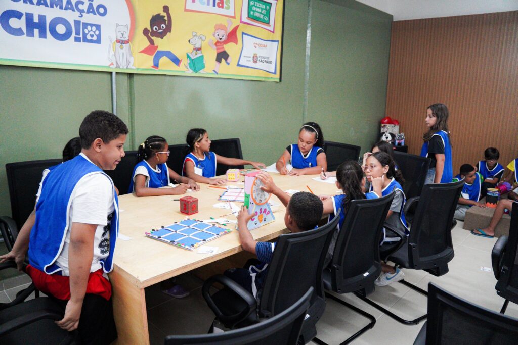 Crianças participam de atividades educativas com animais na Cosap em Santana durante o Recreio nas Férias.