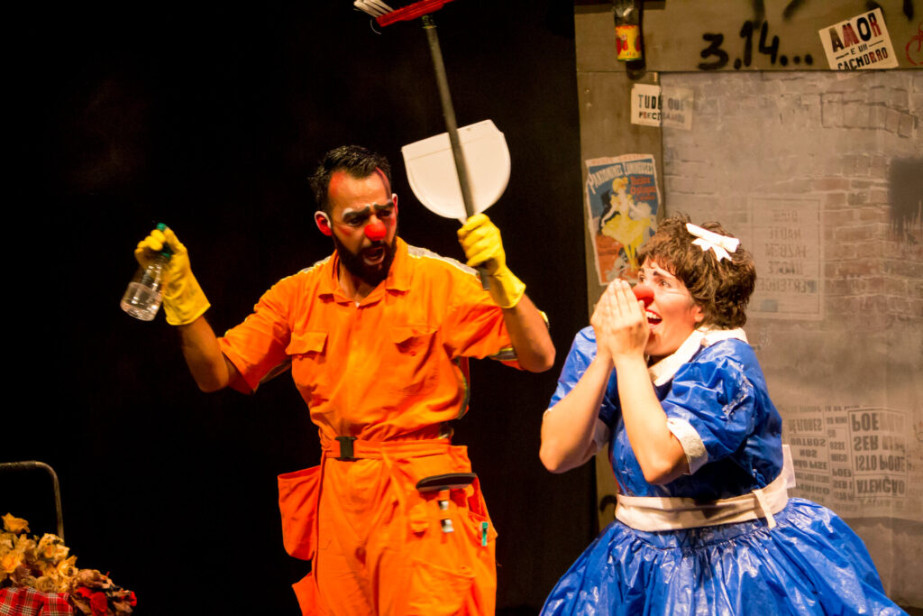 Cena do espetáculo Refugo Urbano em apresentação da Trupe DuNavô no Teatro Alfredo Mesquita, em Santana.