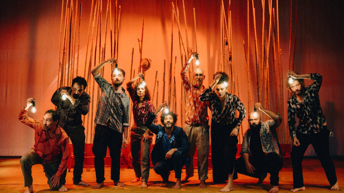 Cena do espetáculo Restinga de Canudos, apresentado no Teatro Alfredo Mesquita, na Zona Norte de São Paulo.